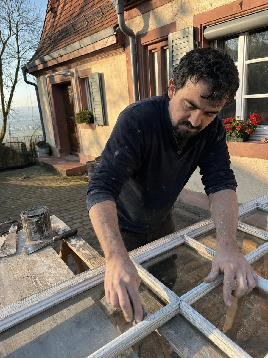 Fensterrestaurierung: altes Sprossenfenster wird auf dem Werkbock überarbeitet