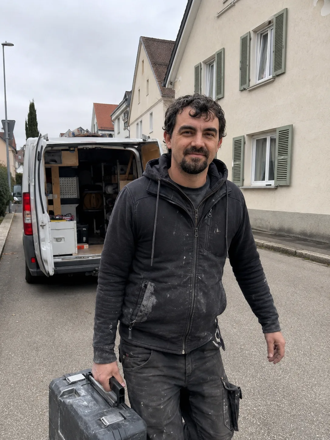Schlüsseldienst vor Ort: Handwerker mit Werkzeugkoffer am Einsatzfahrzeug